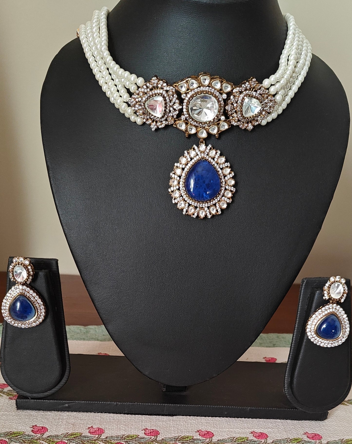 Mayura choker with moissanite and sapphire blue stone