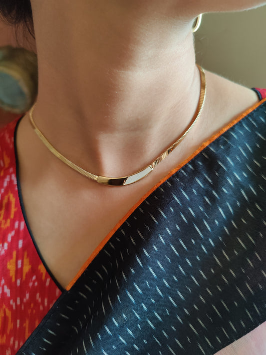Flat ribbed gold chain with Mother of pearl