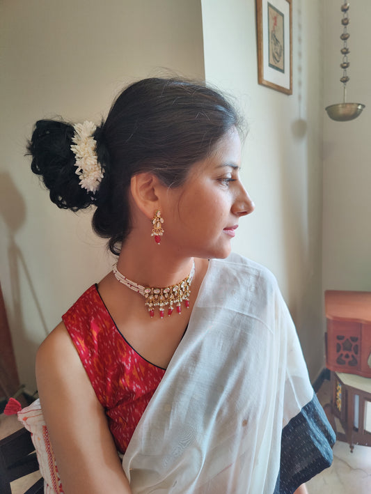 Devya set with engraved gold and kundan pieces on poth pearl strings