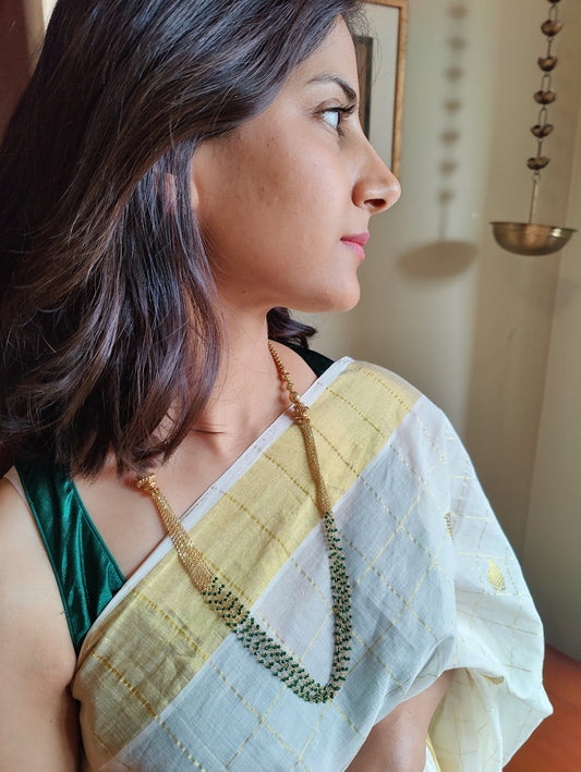 Changuna necklace with emerald green stones and golden beads
