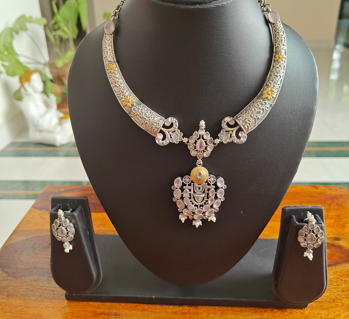 Dual tone set with Stones in centre piece and hasli on side