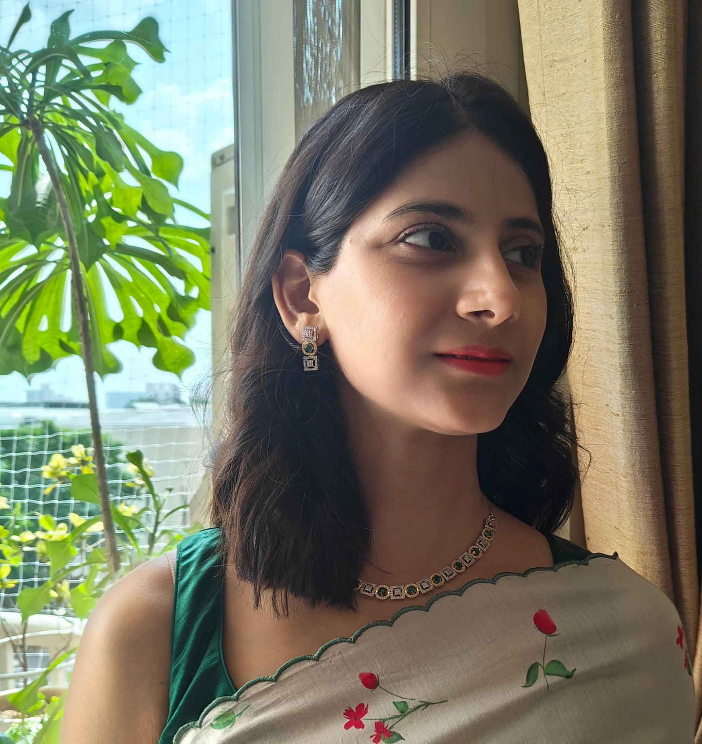 Ramya set with emerald green stone round setting