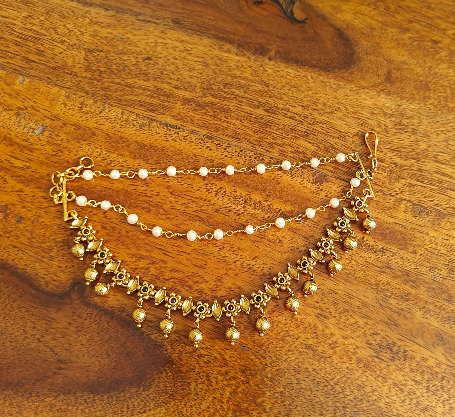 Ear chains with gold flowers in antique finish and two pearl chains