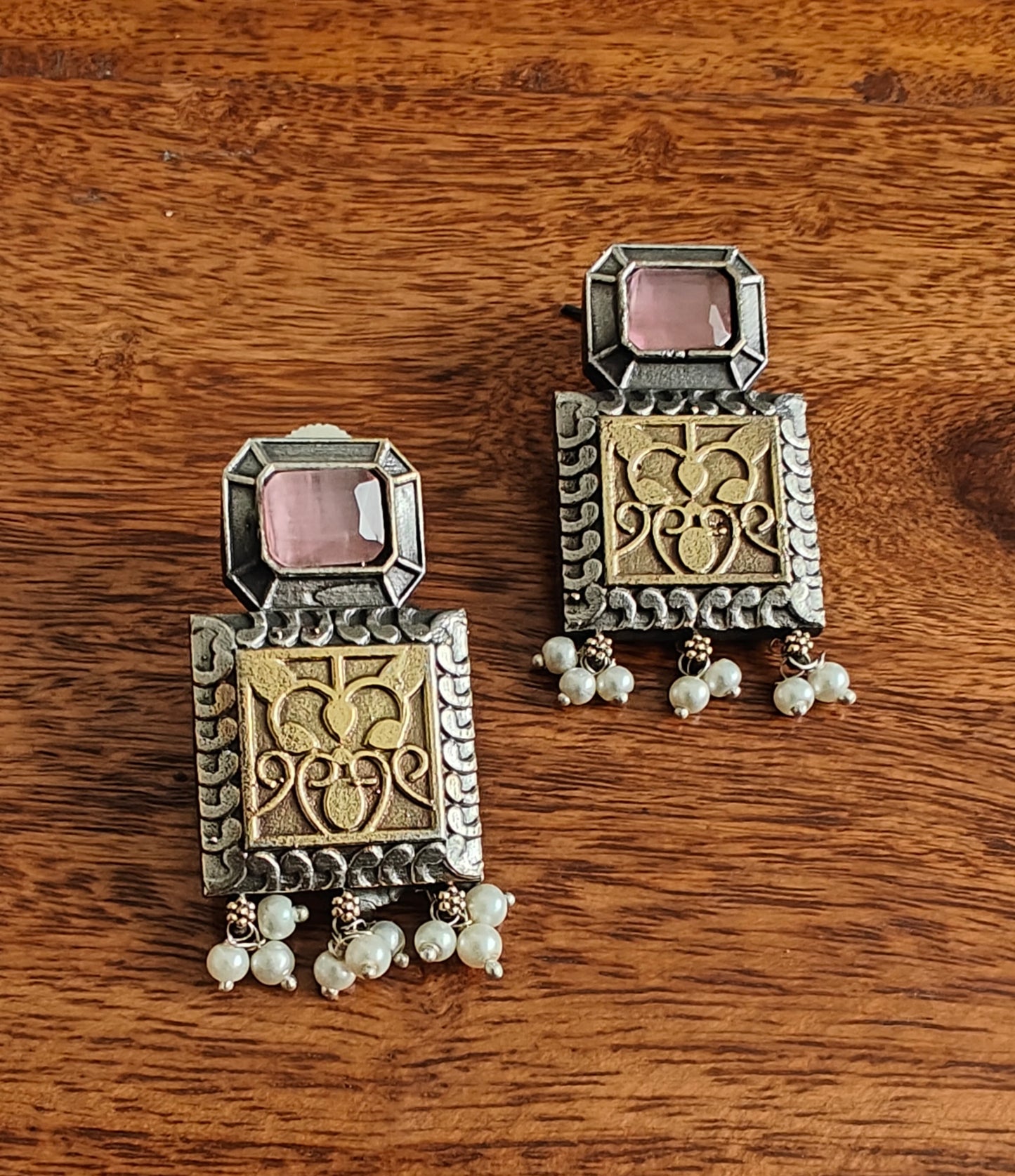 Dual tone earrings with stone and engraving