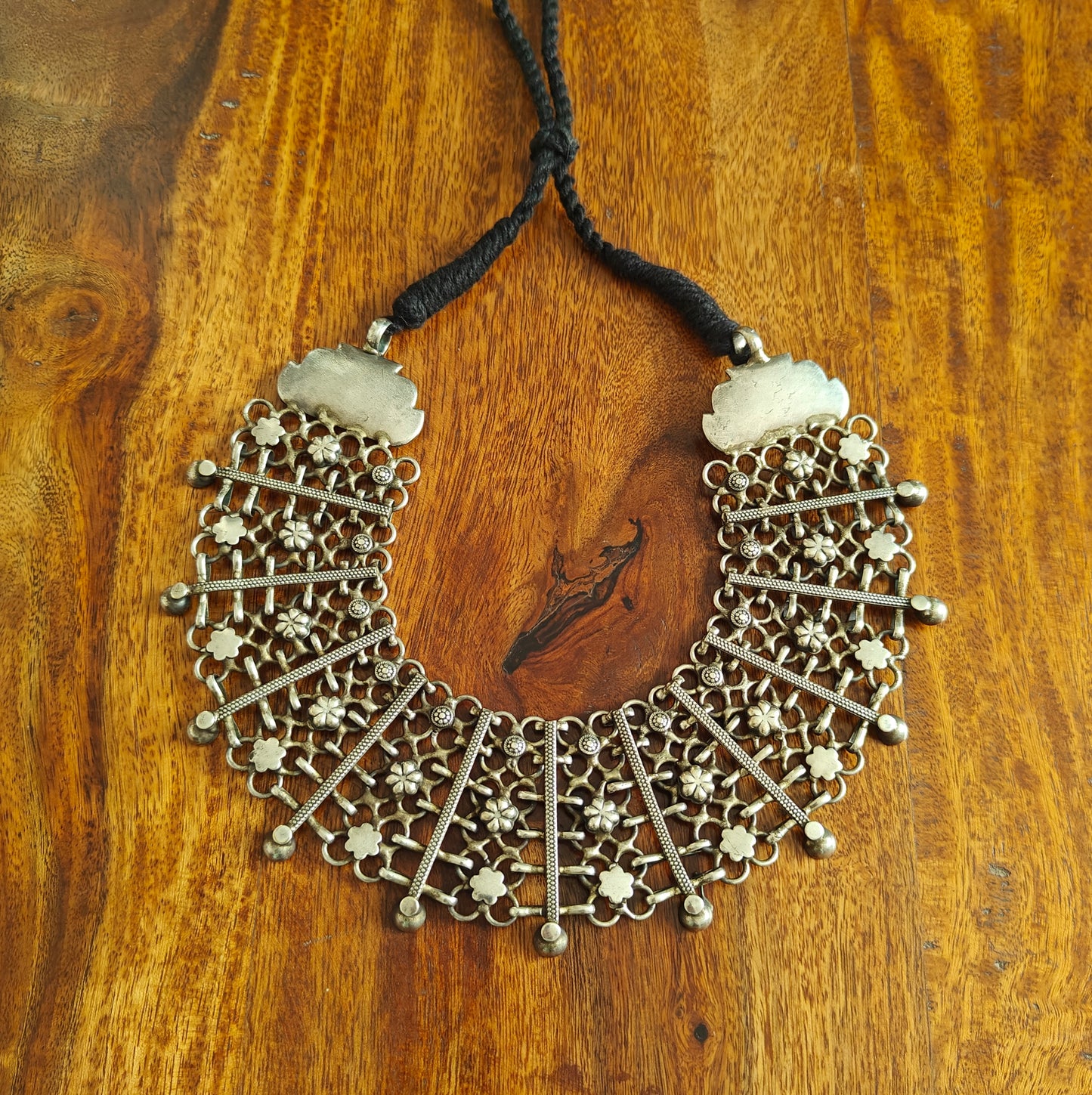 Necklace with broad jali work