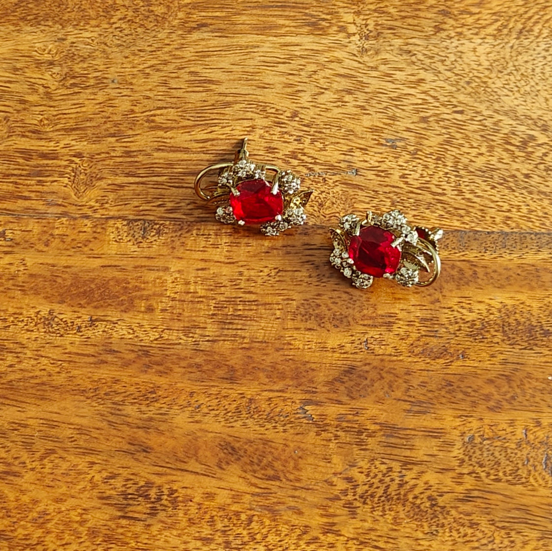 Susmita set with reindeer and red/green stone