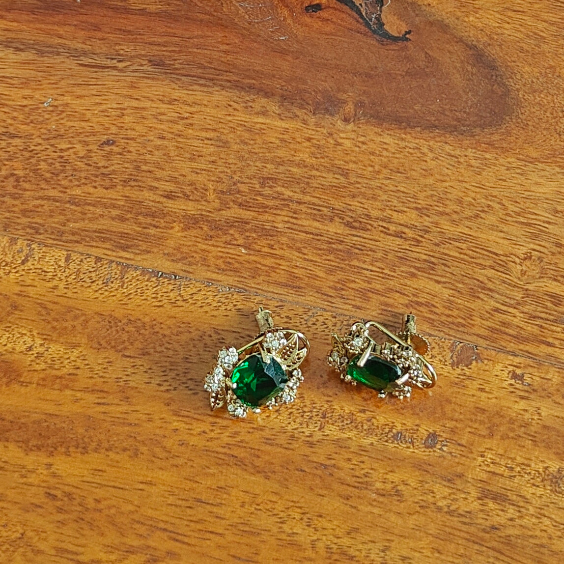 Susmita set with reindeer and red/green stone