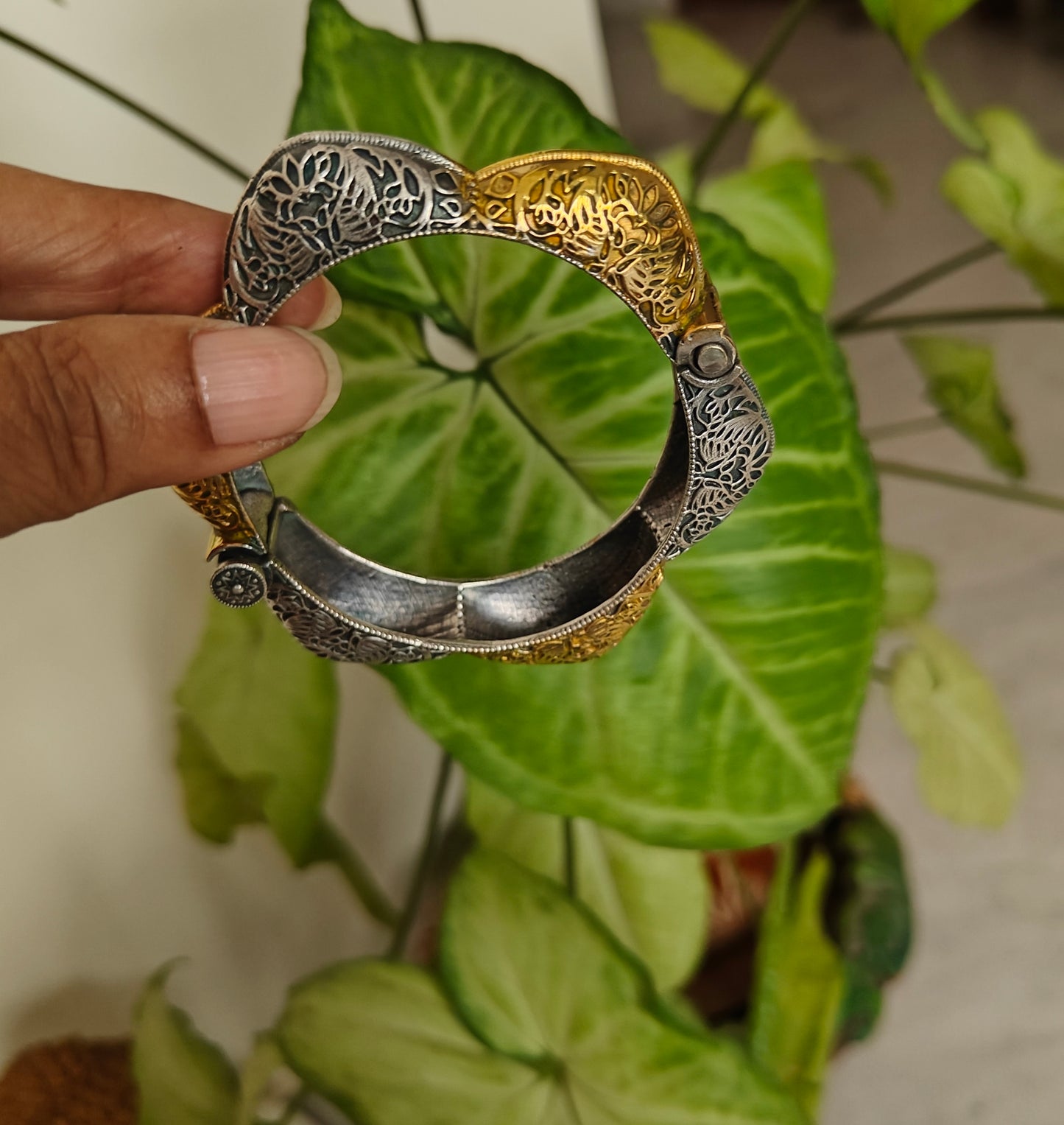 Dual tone kada with engraved domes
