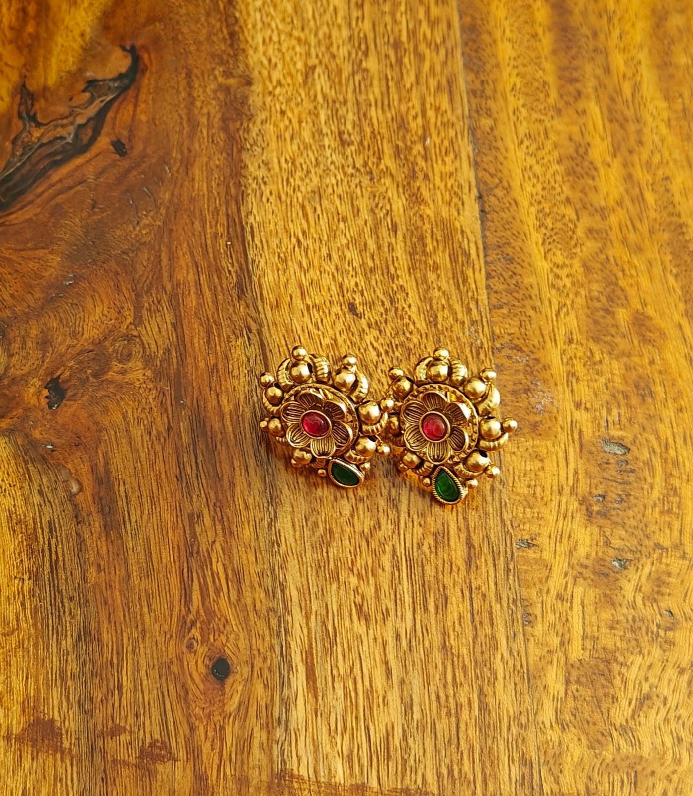 Tapsi set with thick gold chain and engraving