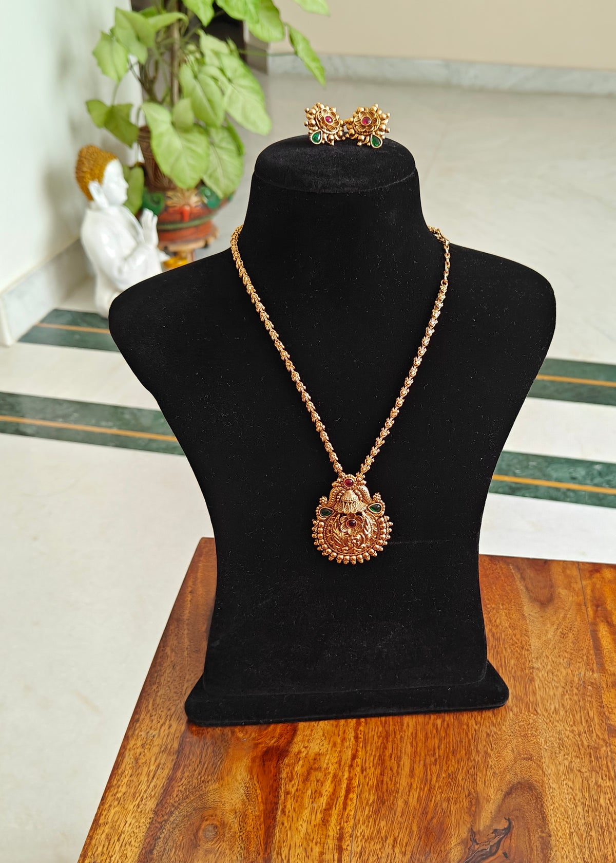 Tapsi set with thick gold chain and engraving