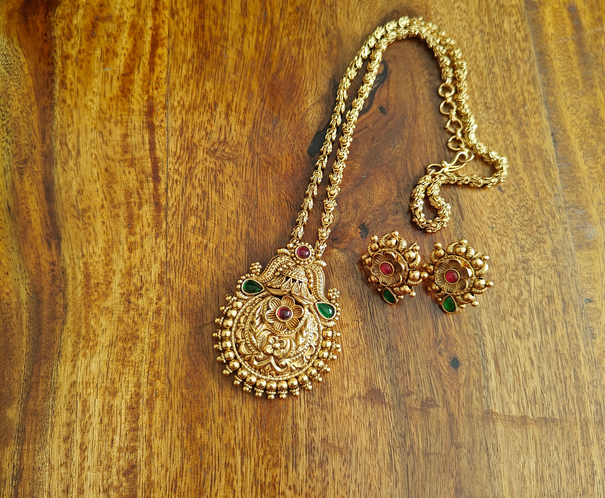 Tapsi set with thick gold chain and engraving