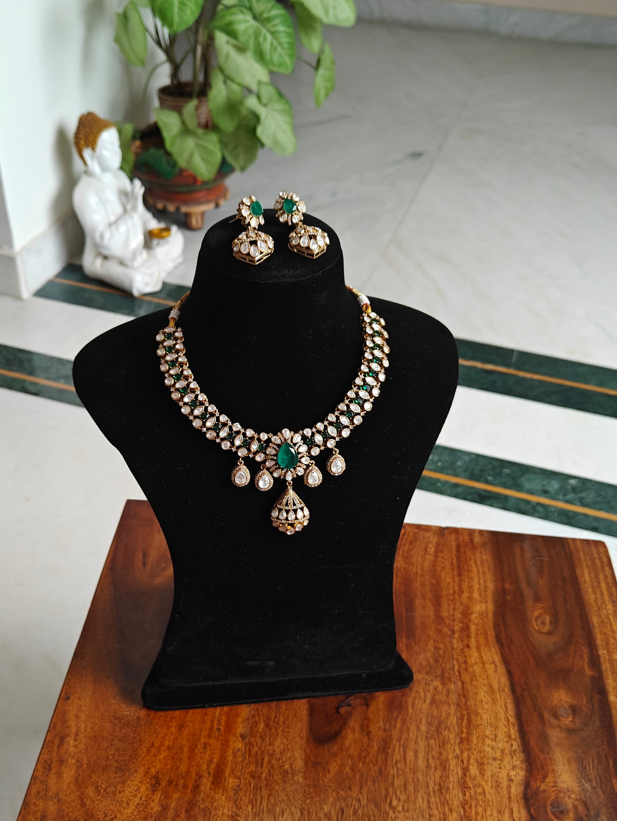 Tapi set with moissanite and emerald stone
