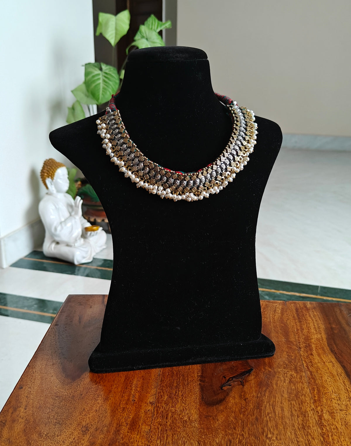 Dual tone necklace with pearls below