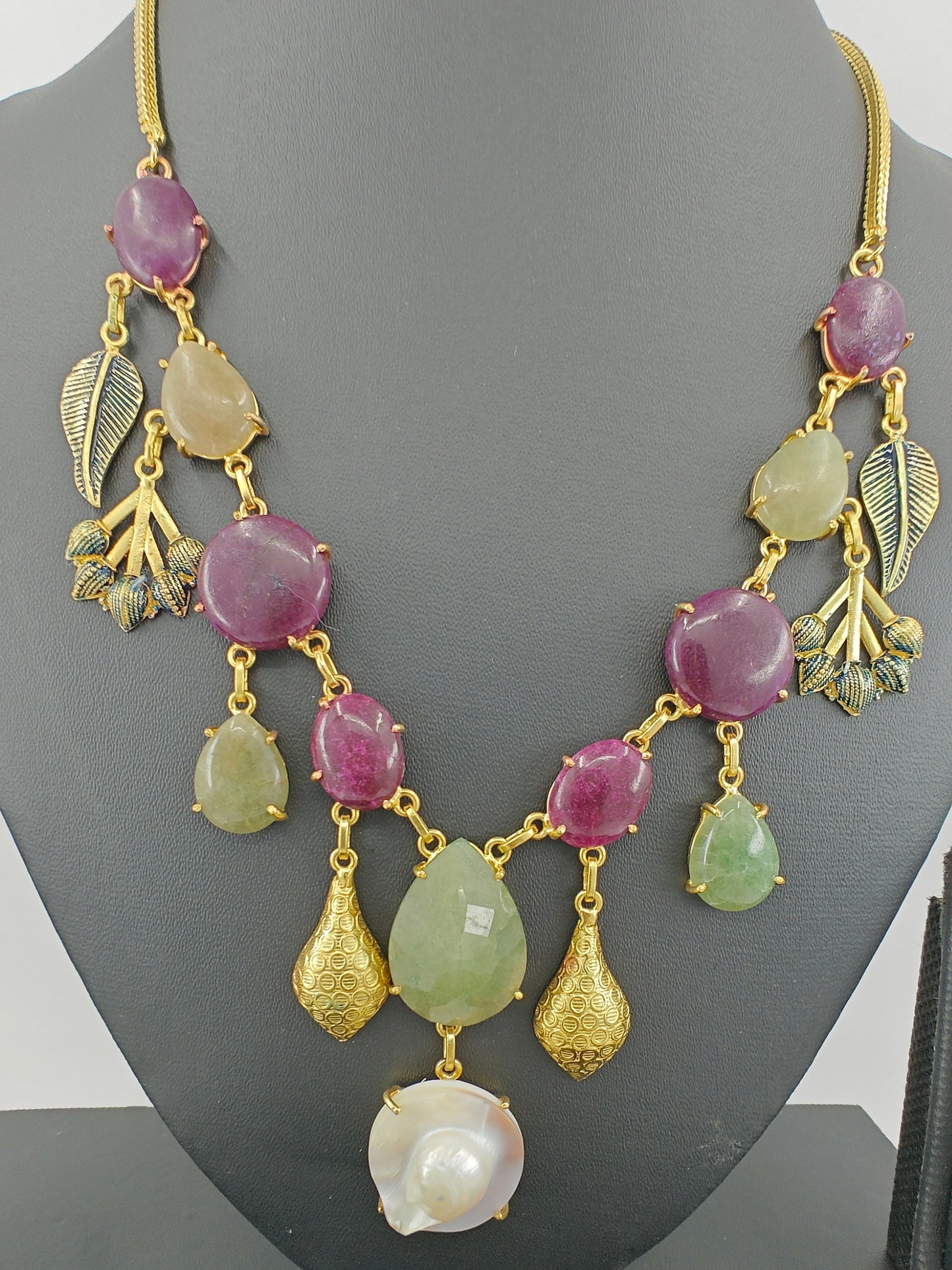 Necklace in gold finish with stones and different hangings