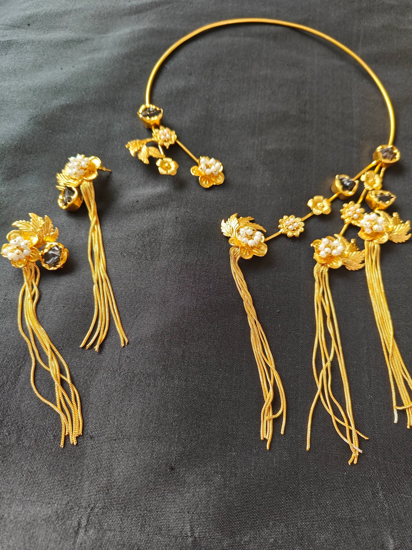 'Poetry in matte gold' set with unique floral motifs in pearls and uncut stones