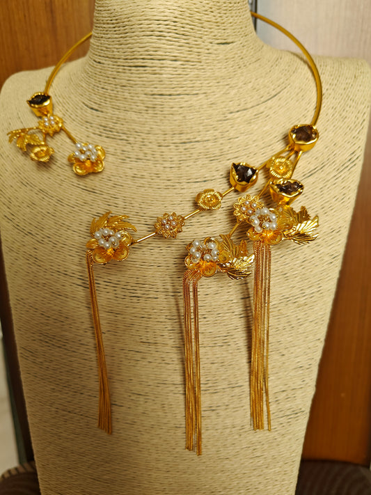 'Poetry in matte gold' set with unique floral motifs in pearls and uncut stones