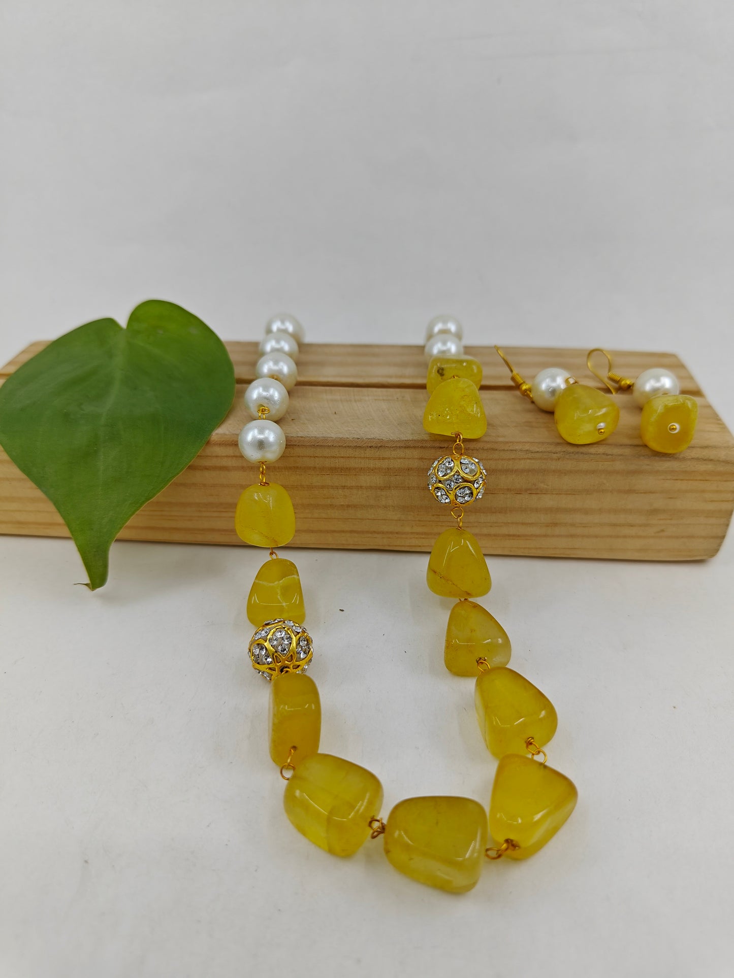 Yellow onyx beads set with pearls