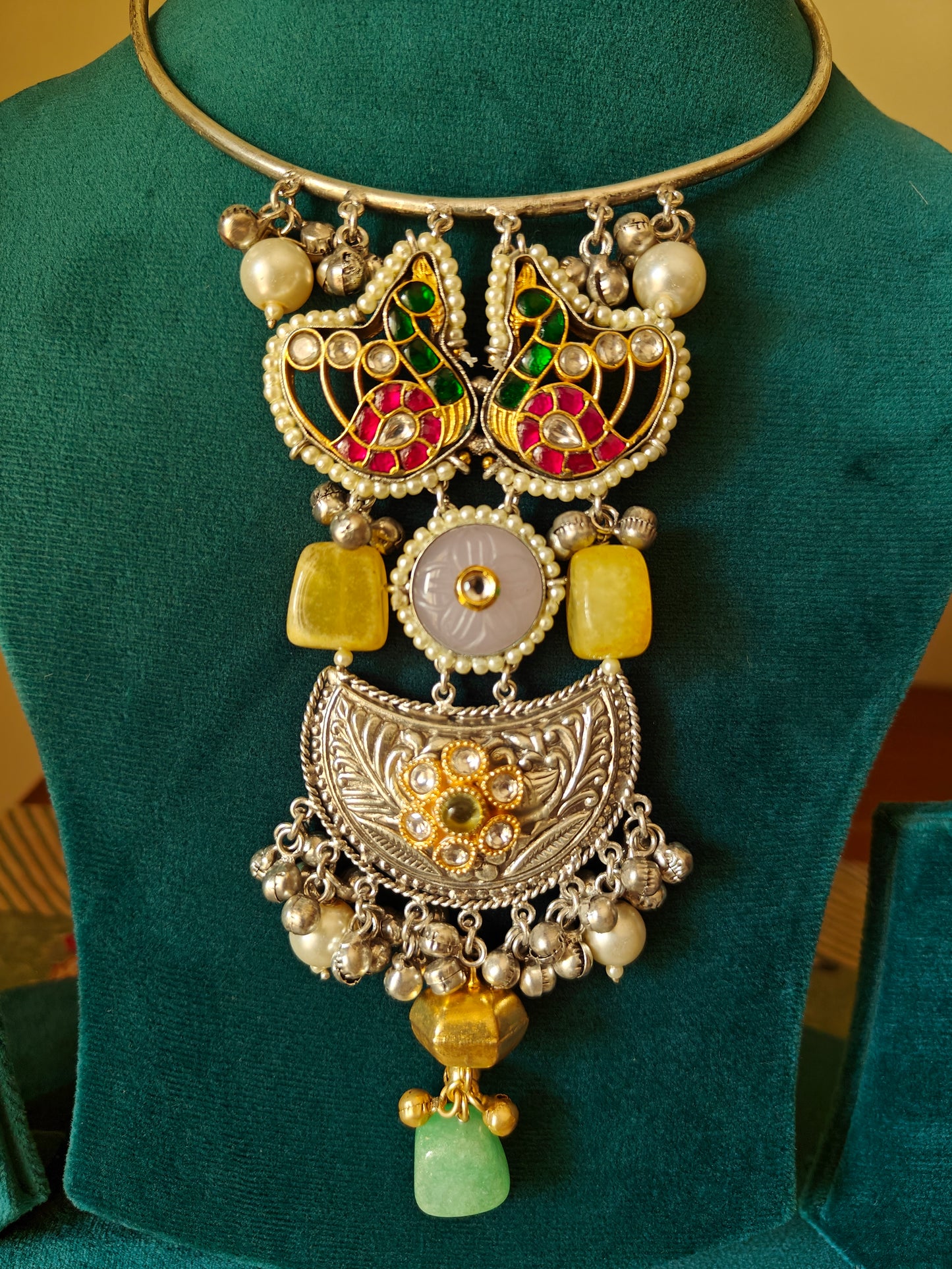 Hasli in silver finish with a pendant in centre with stone inlay, pearls,hanging big stones