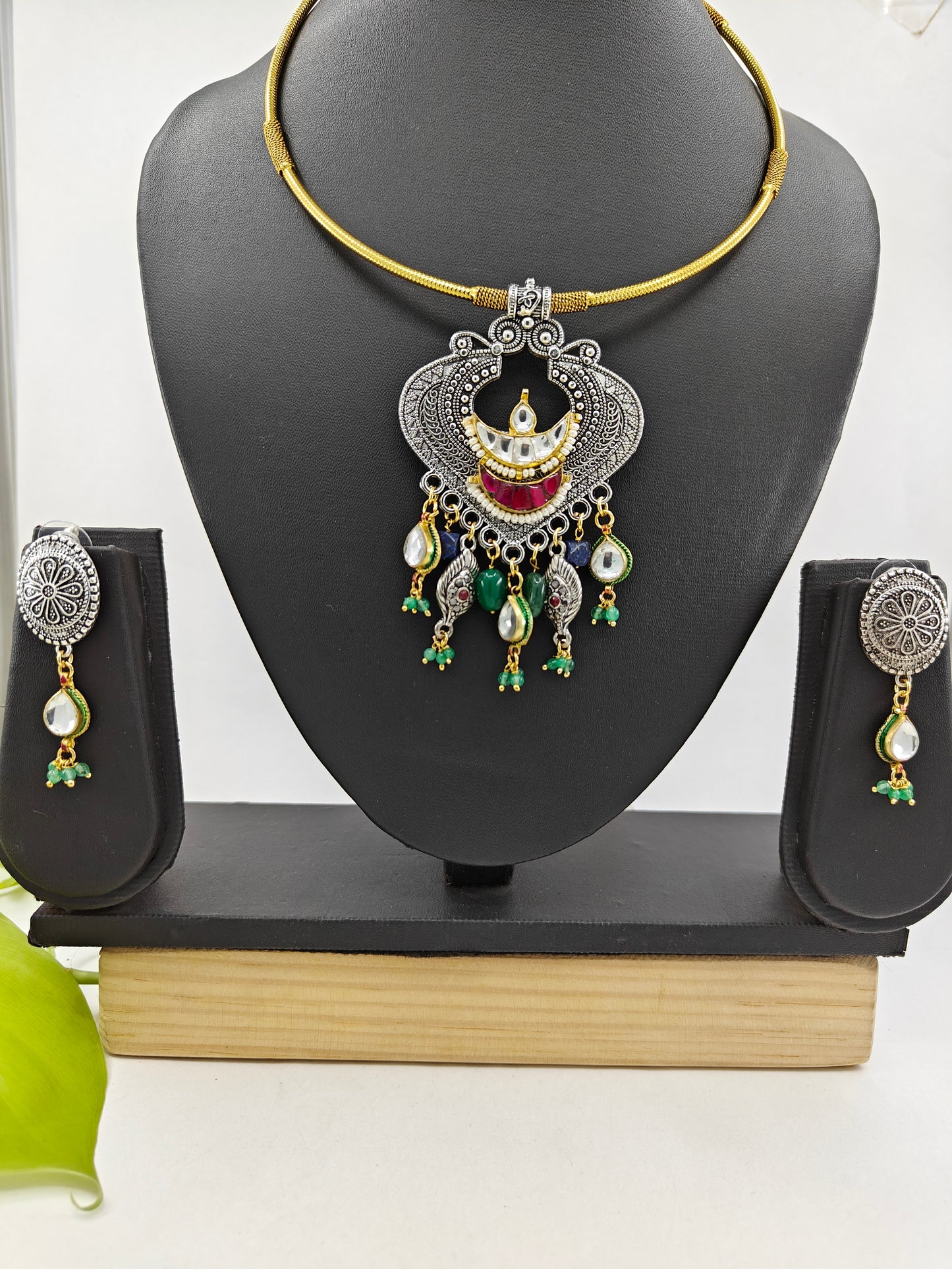 Dual tone golden pipe hasli with silver finish pendant with pachi kundan and stone work