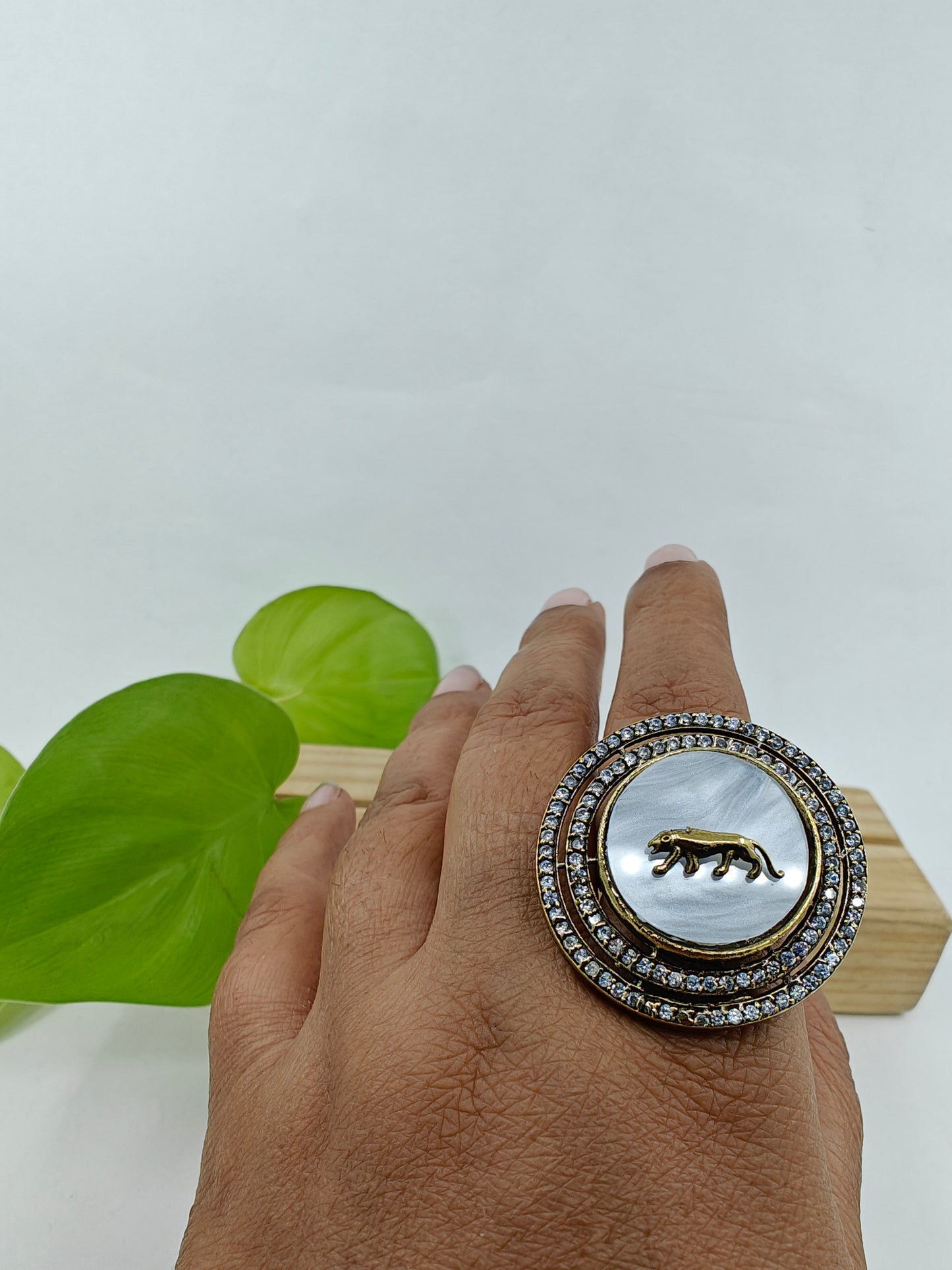 Ring with mother of pearl inlay with a tiger motif on top