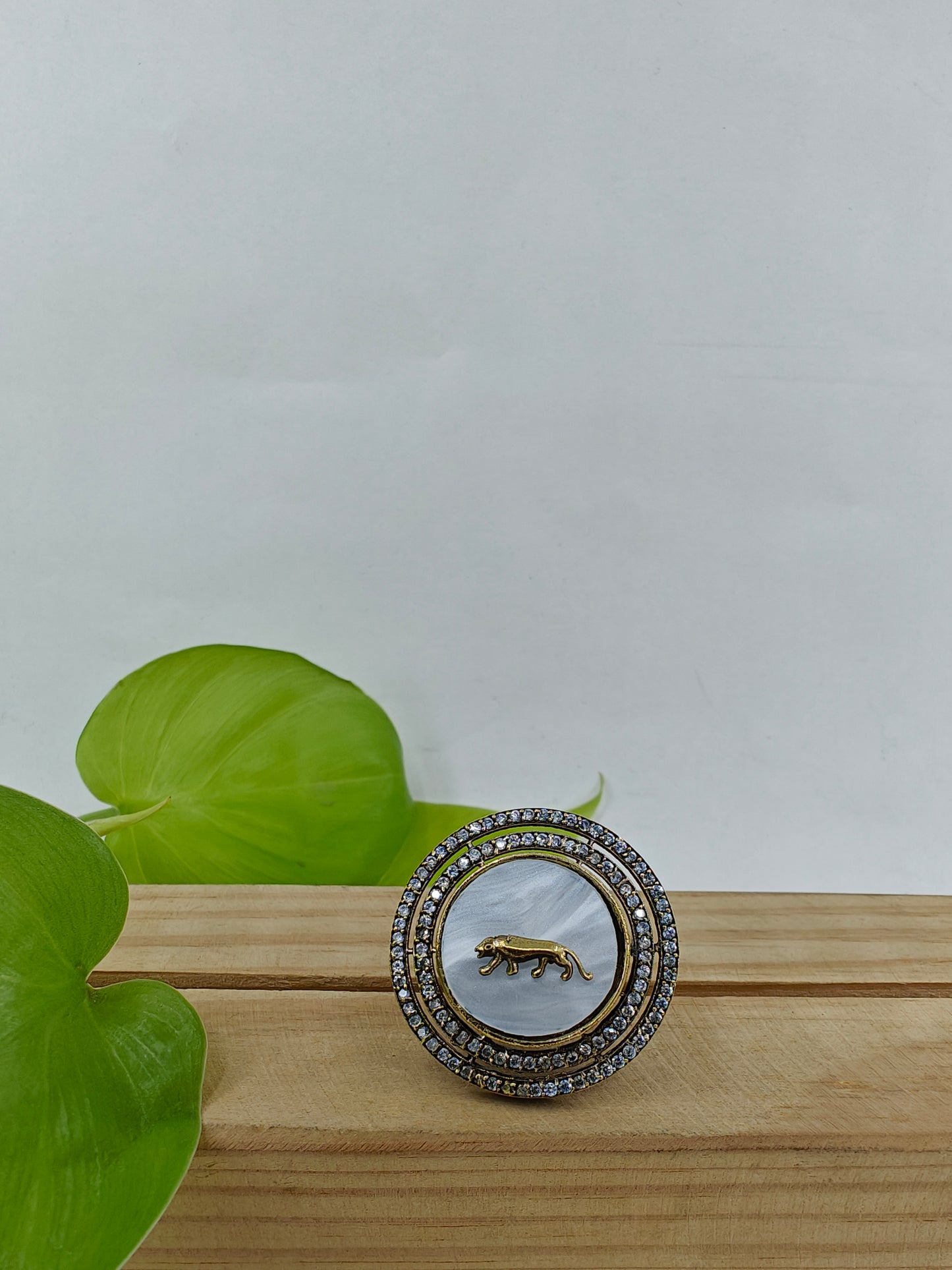 Ring with mother of pearl inlay with a tiger motif on top