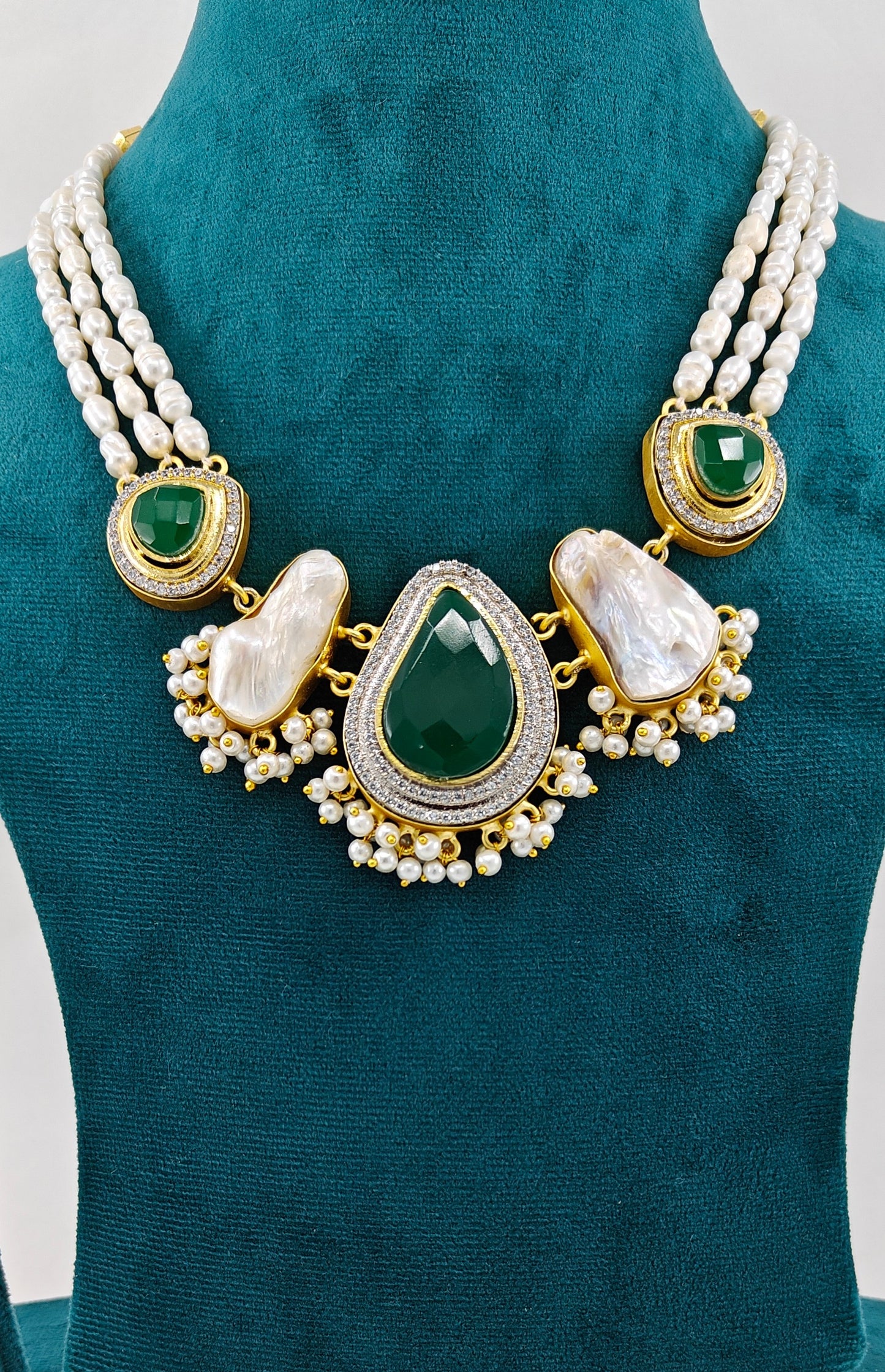 Baraque pearls and emerald green stone set