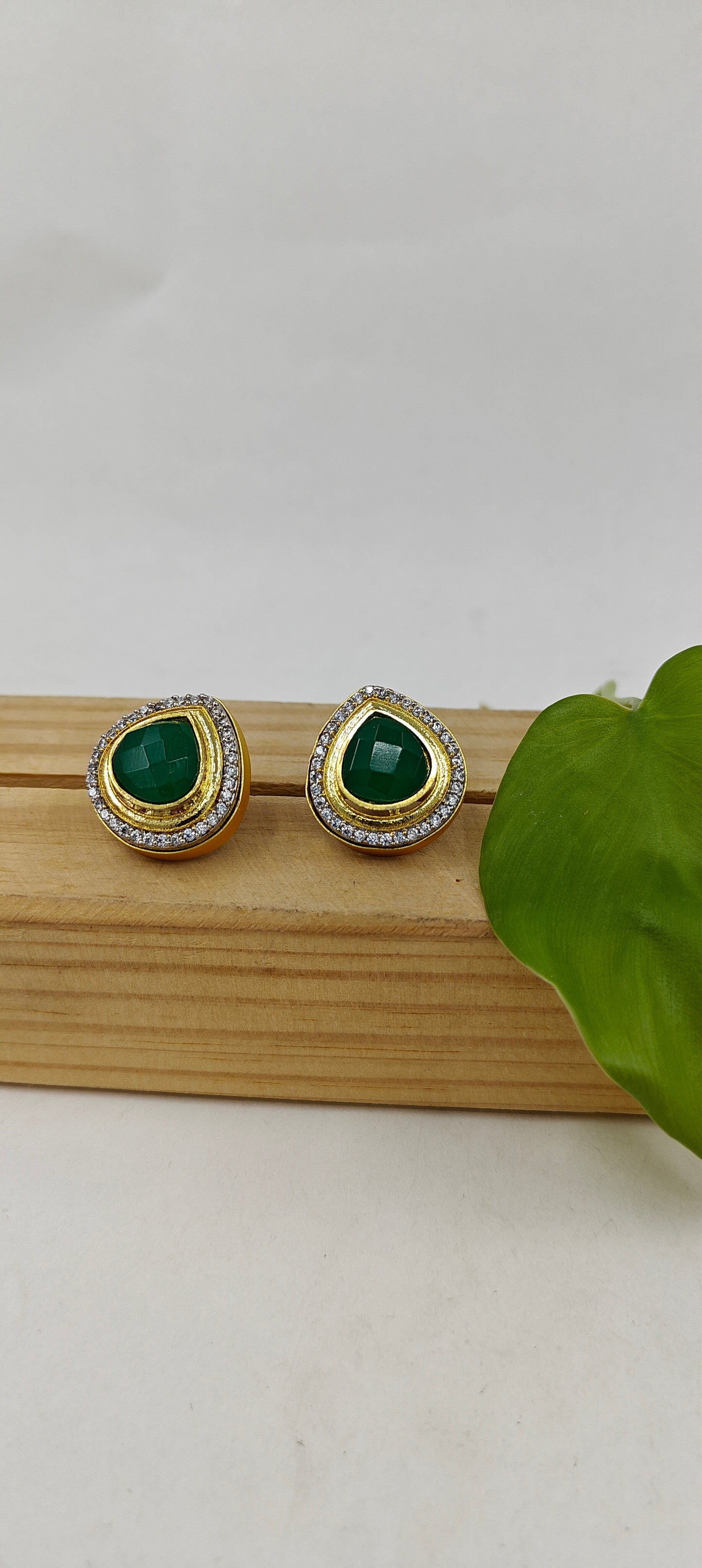 Baraque pearls and emerald green stone set