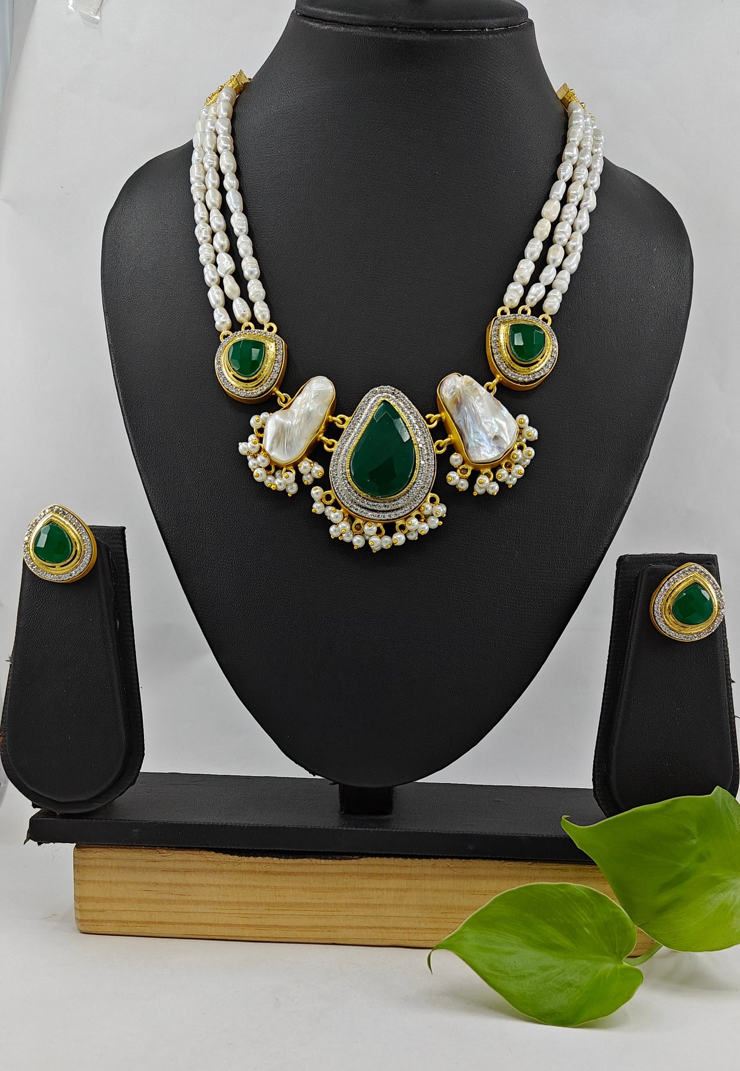 Baraque pearls and emerald green stone set