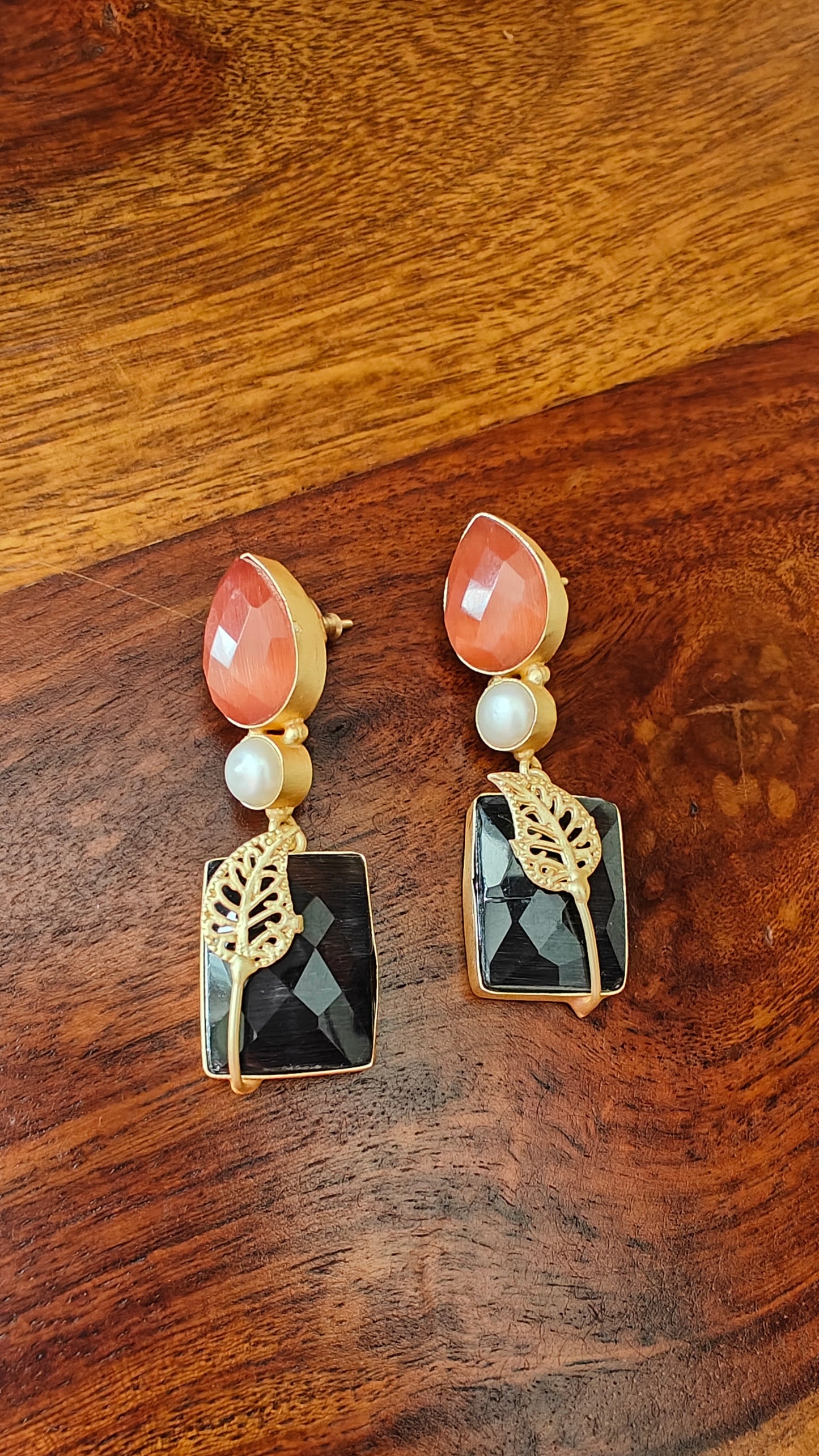 Leaf earrings with stones