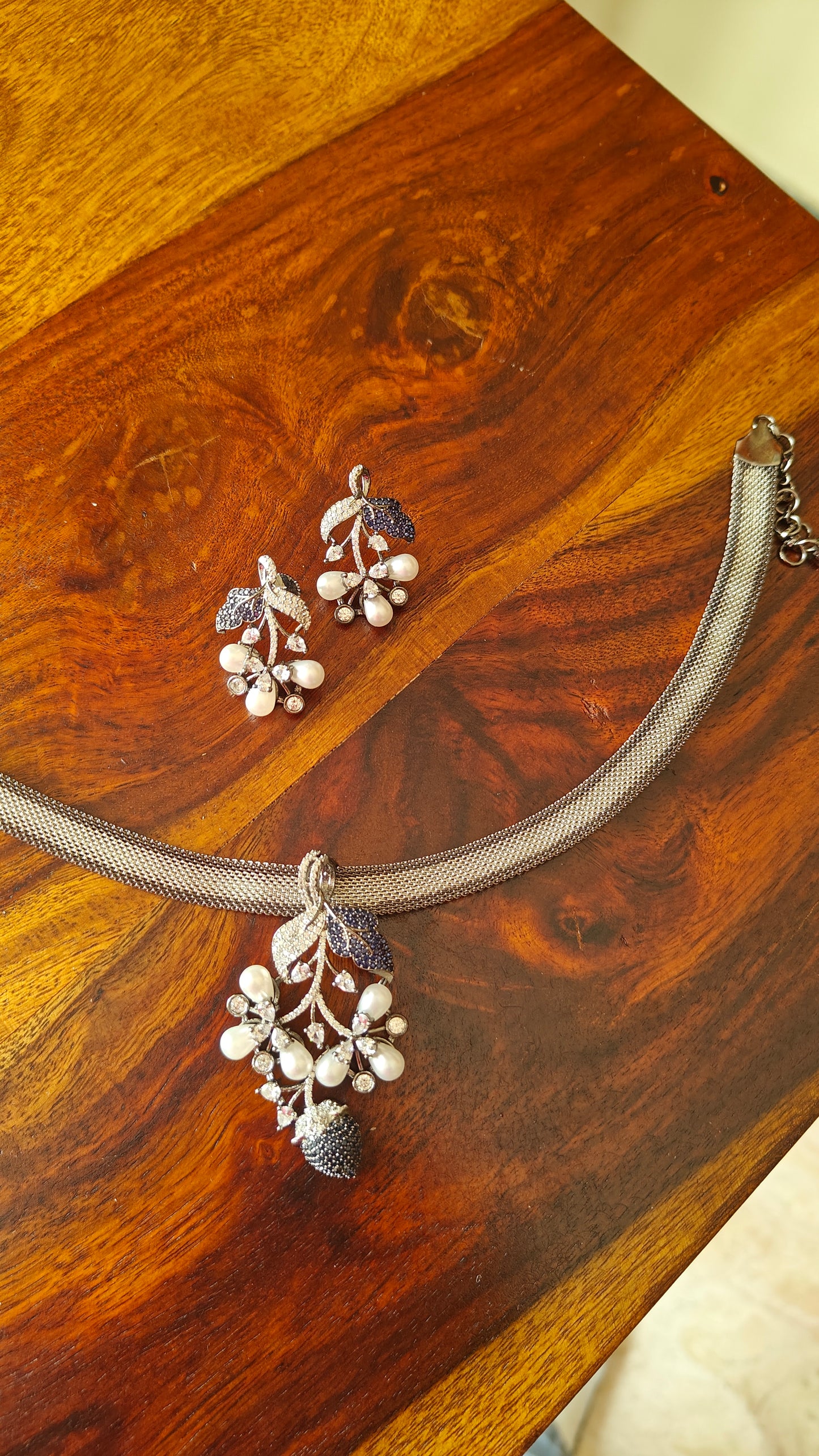 Set with a flower twig motif in pearls and blue sapphire