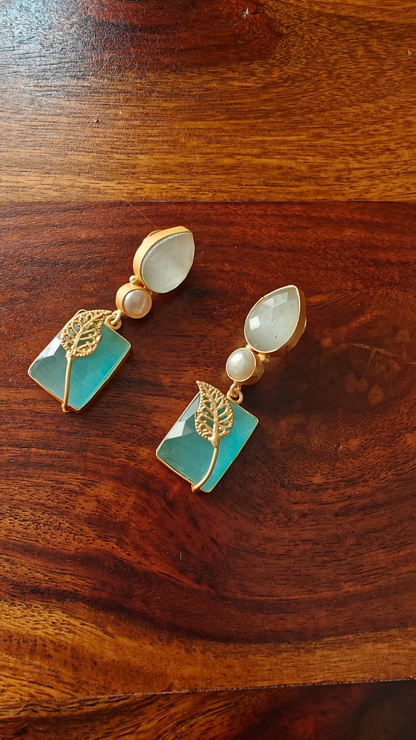 Leaf earrings with stones