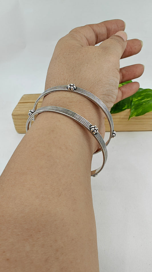 Silver bangles with flowers on top(2pc)