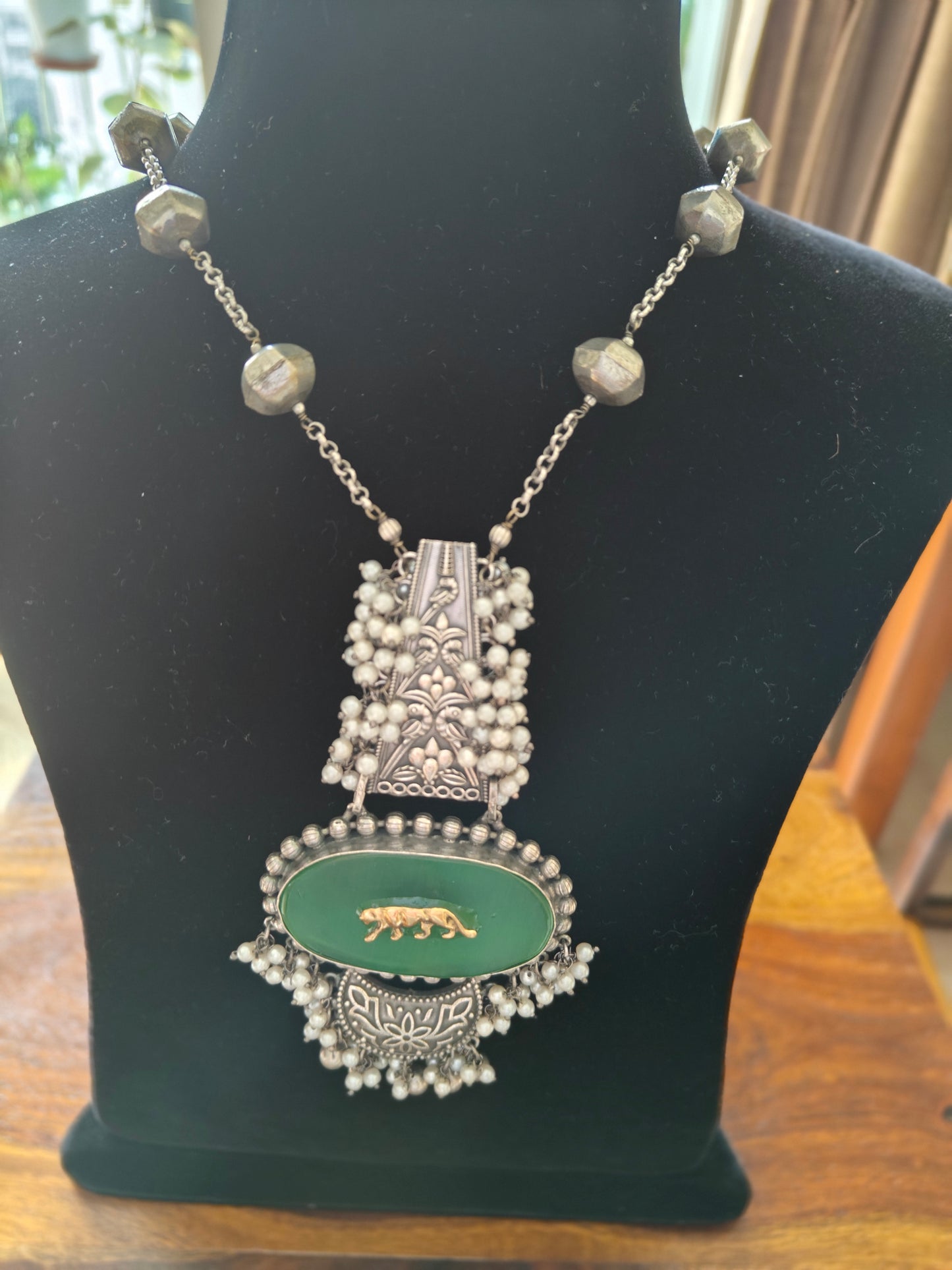 Necklace with stone pendant with a tiger motif on it