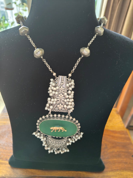 Necklace with stone pendant with a tiger motif on it