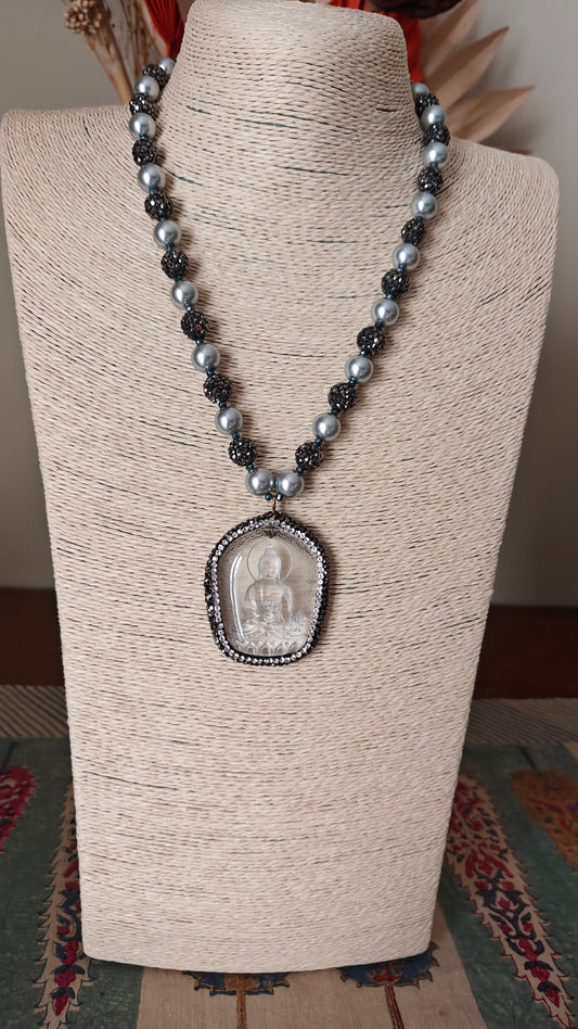 Necklace with Budha on a pearl and bead string