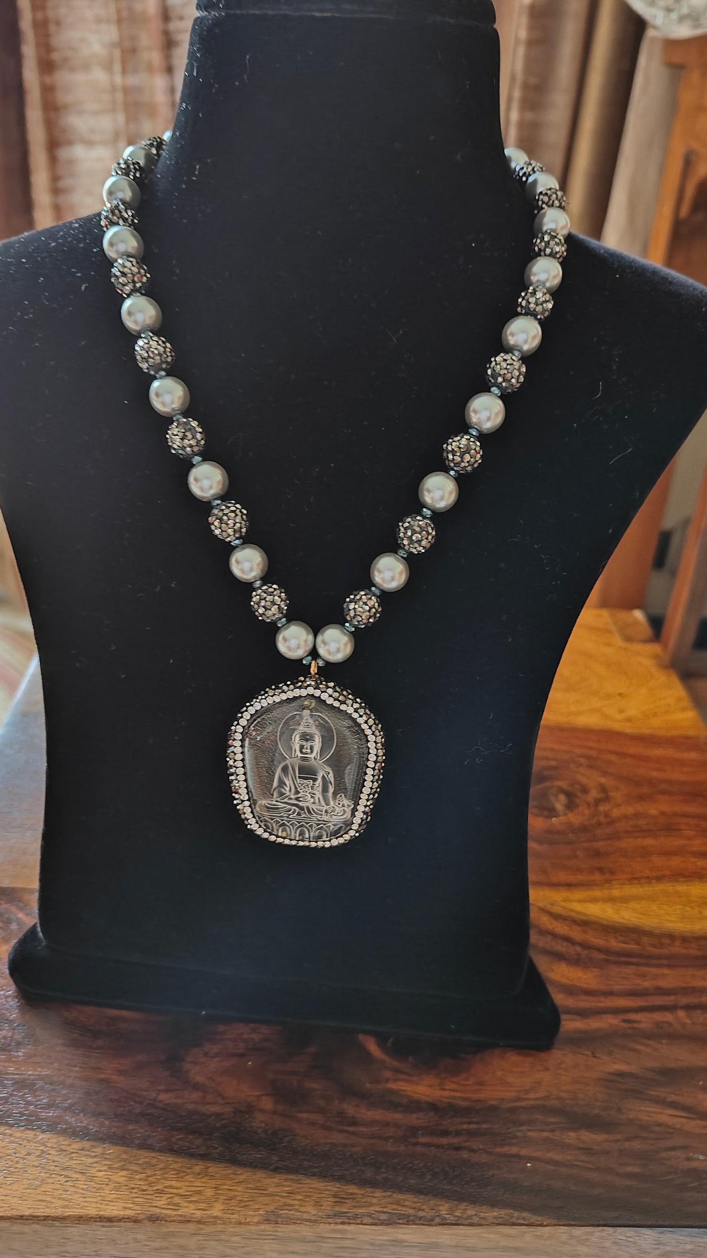 Necklace with Budha on a pearl and bead string