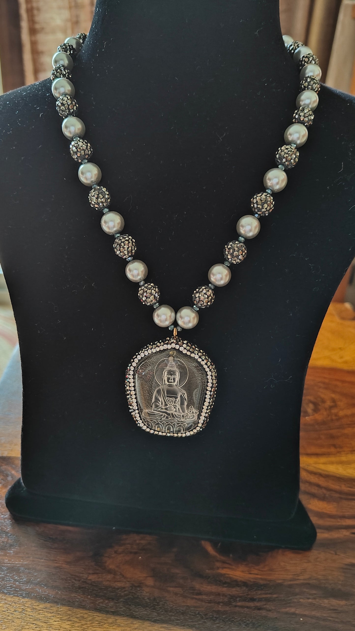 Necklace with Budha on a pearl and bead string