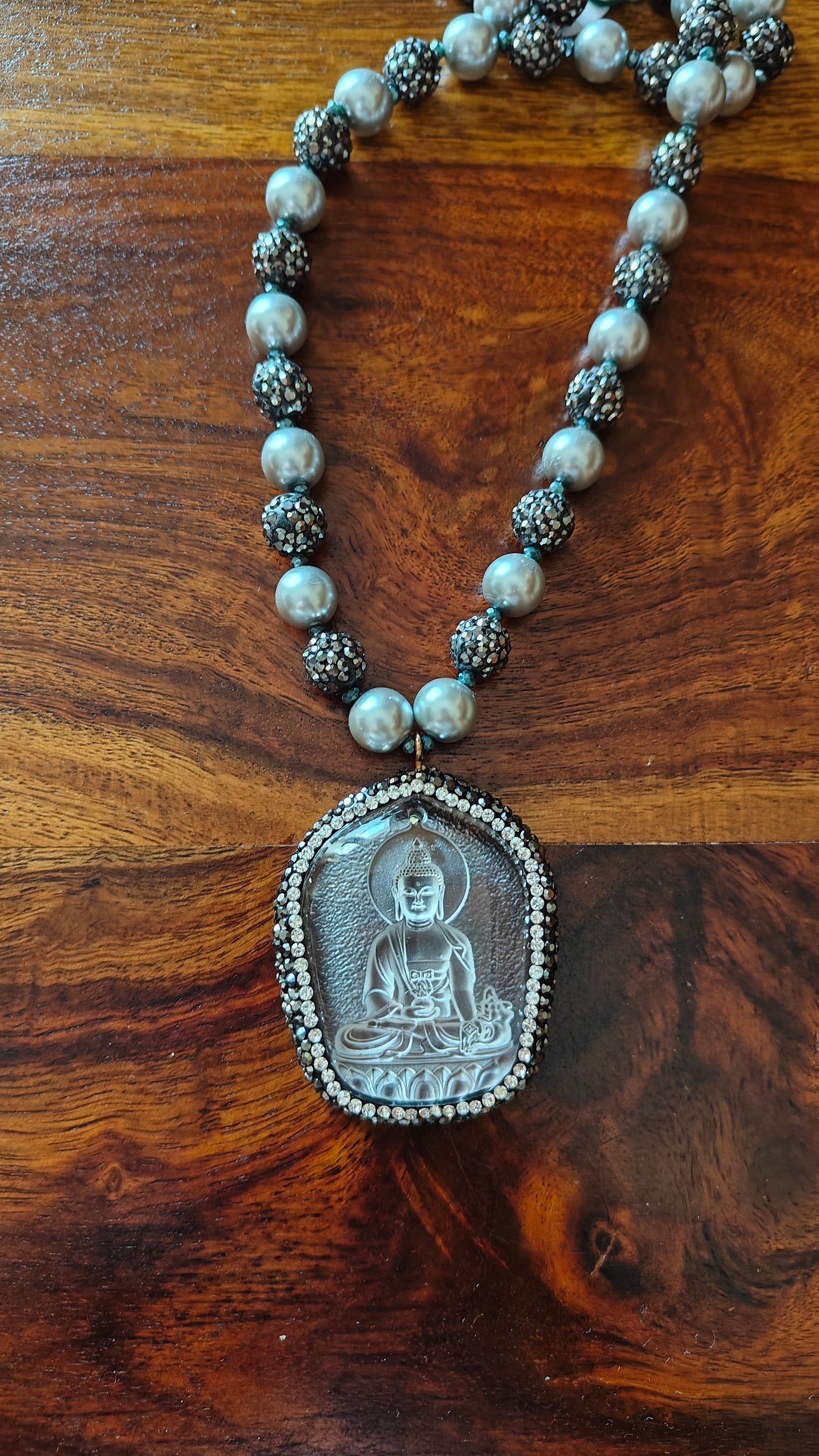 Necklace with Budha on a pearl and bead string