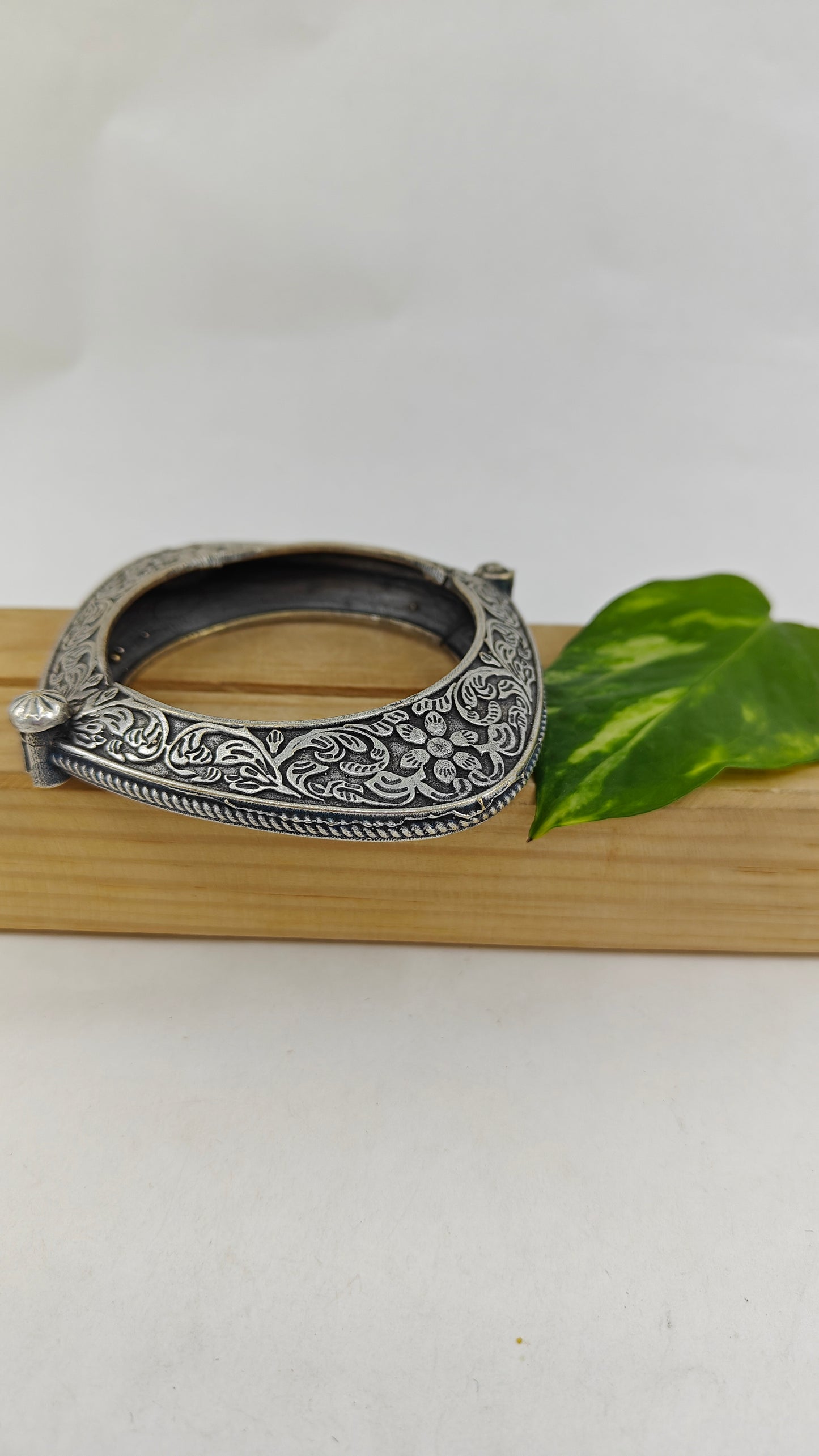 Kara/ bangle in elliptical shape with carving