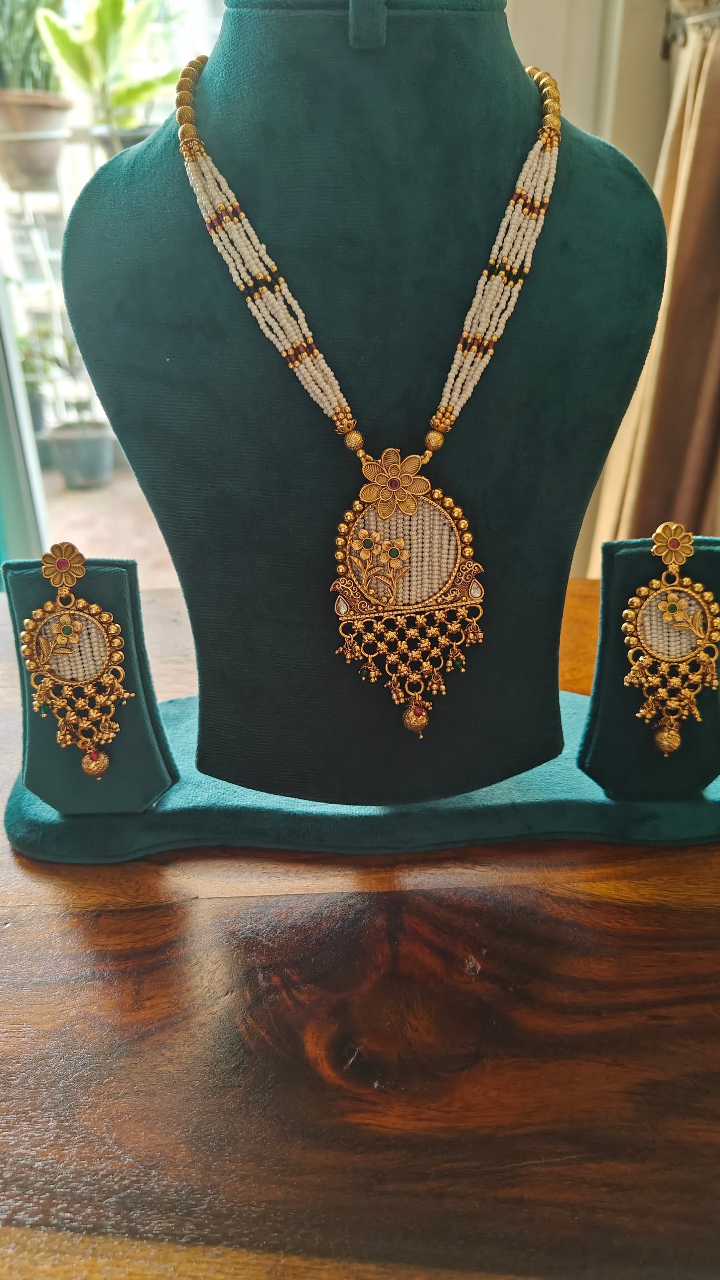 Chavi set with poth pearls and gold carving