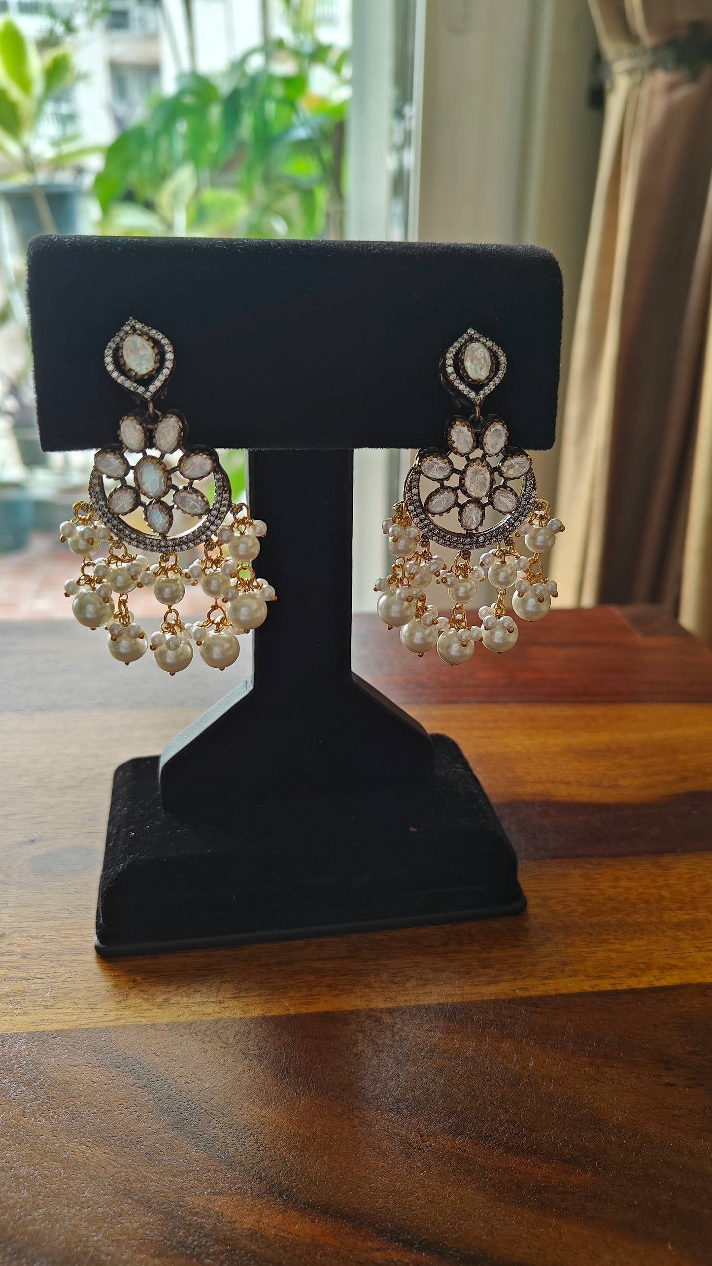 Kundan earrings with crescent moon and pearls