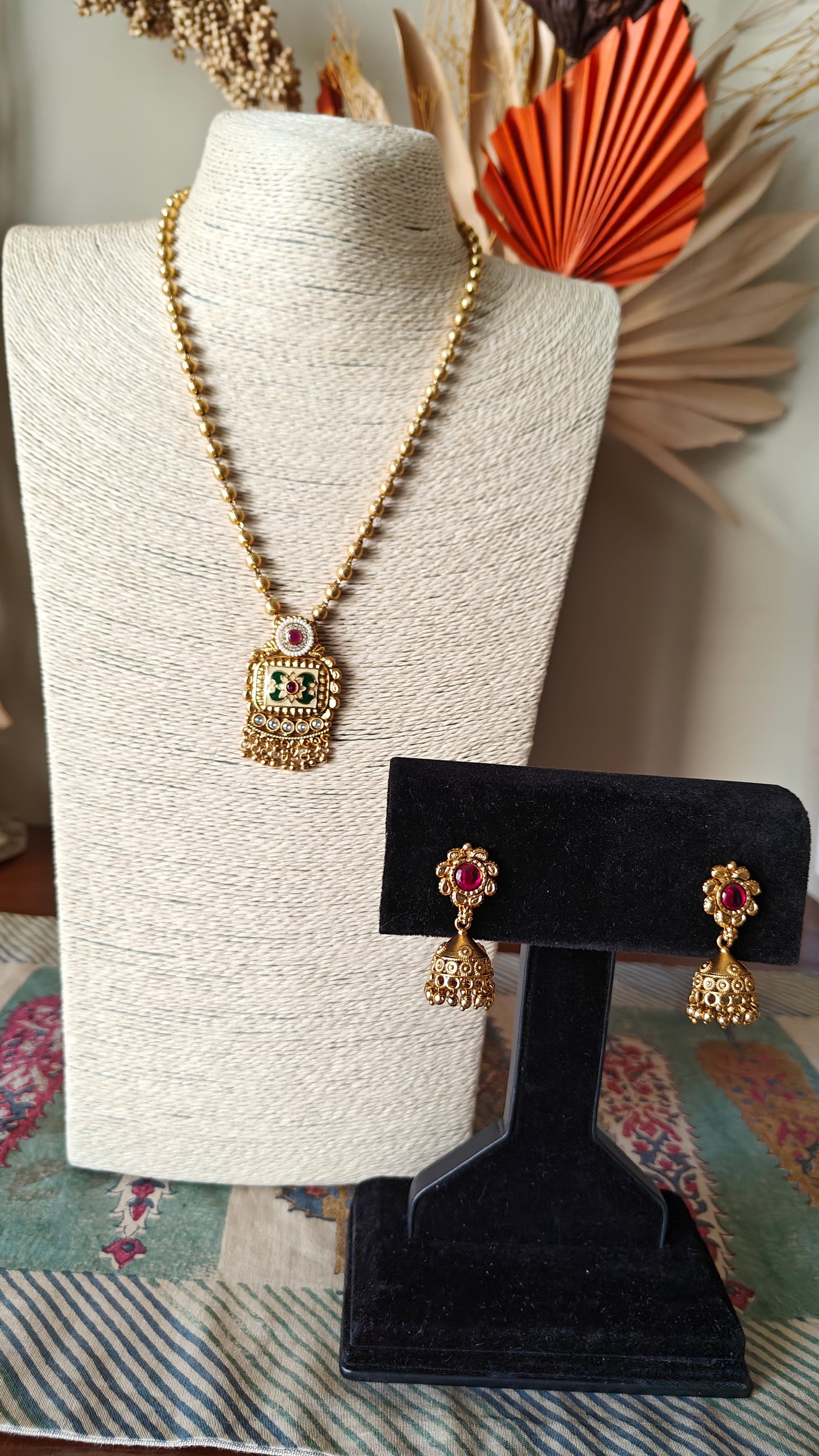 Hiya set with gold beads,kundan and meenakari