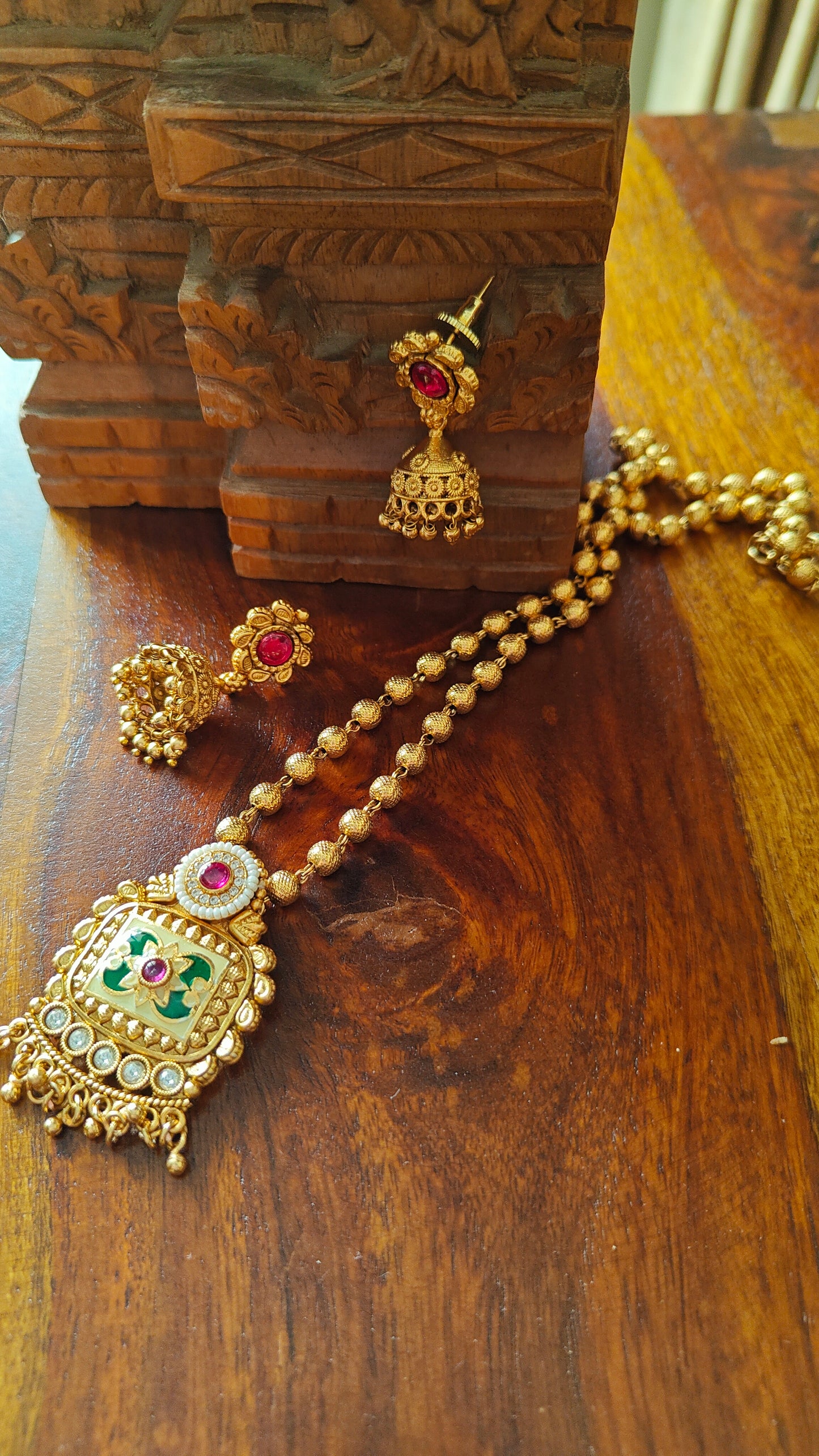 Hiya set with gold beads,kundan and meenakari