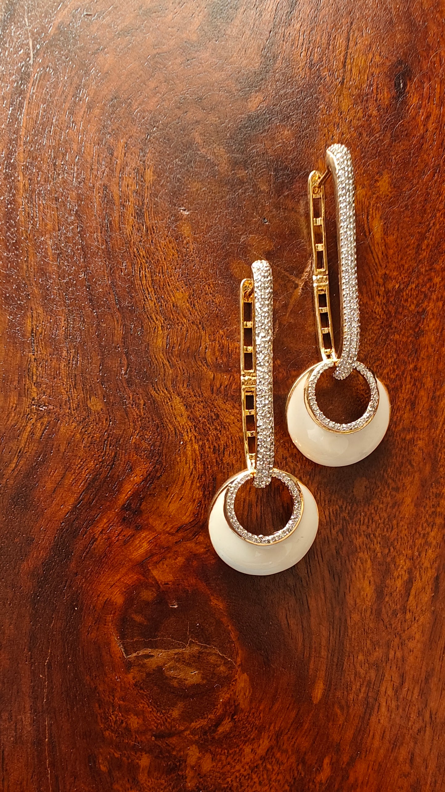 Zalak earrings with a crescent moon