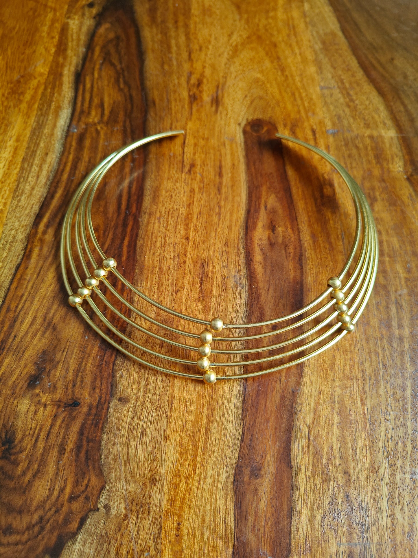 Golden pipes choker