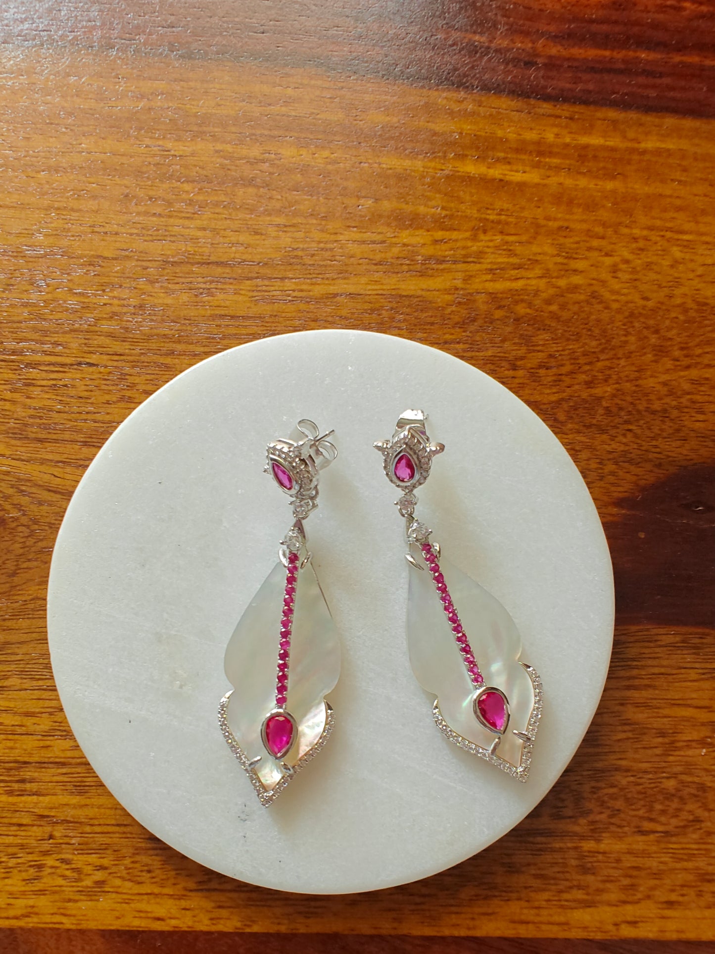 Leaf earrings with stone pendulum