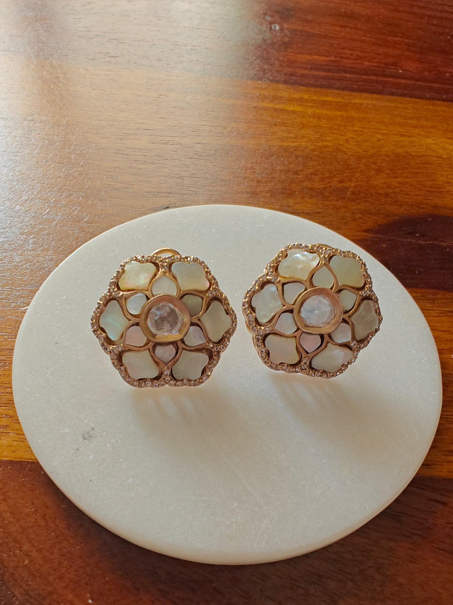 Mother of pearl flower stud(earrings)