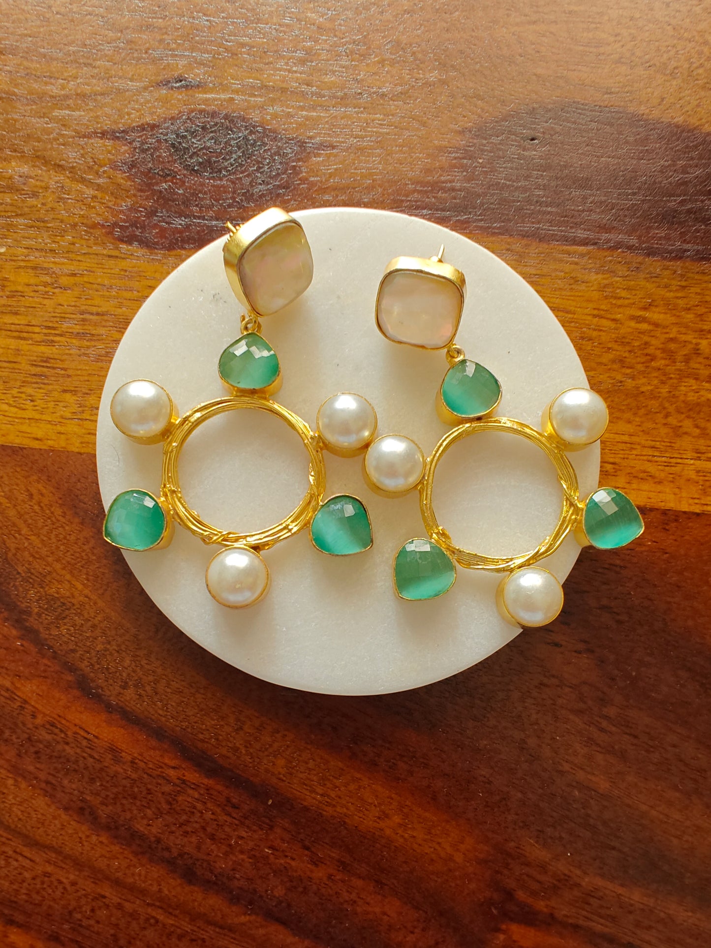 Ring earrings with pearls and mint green stone