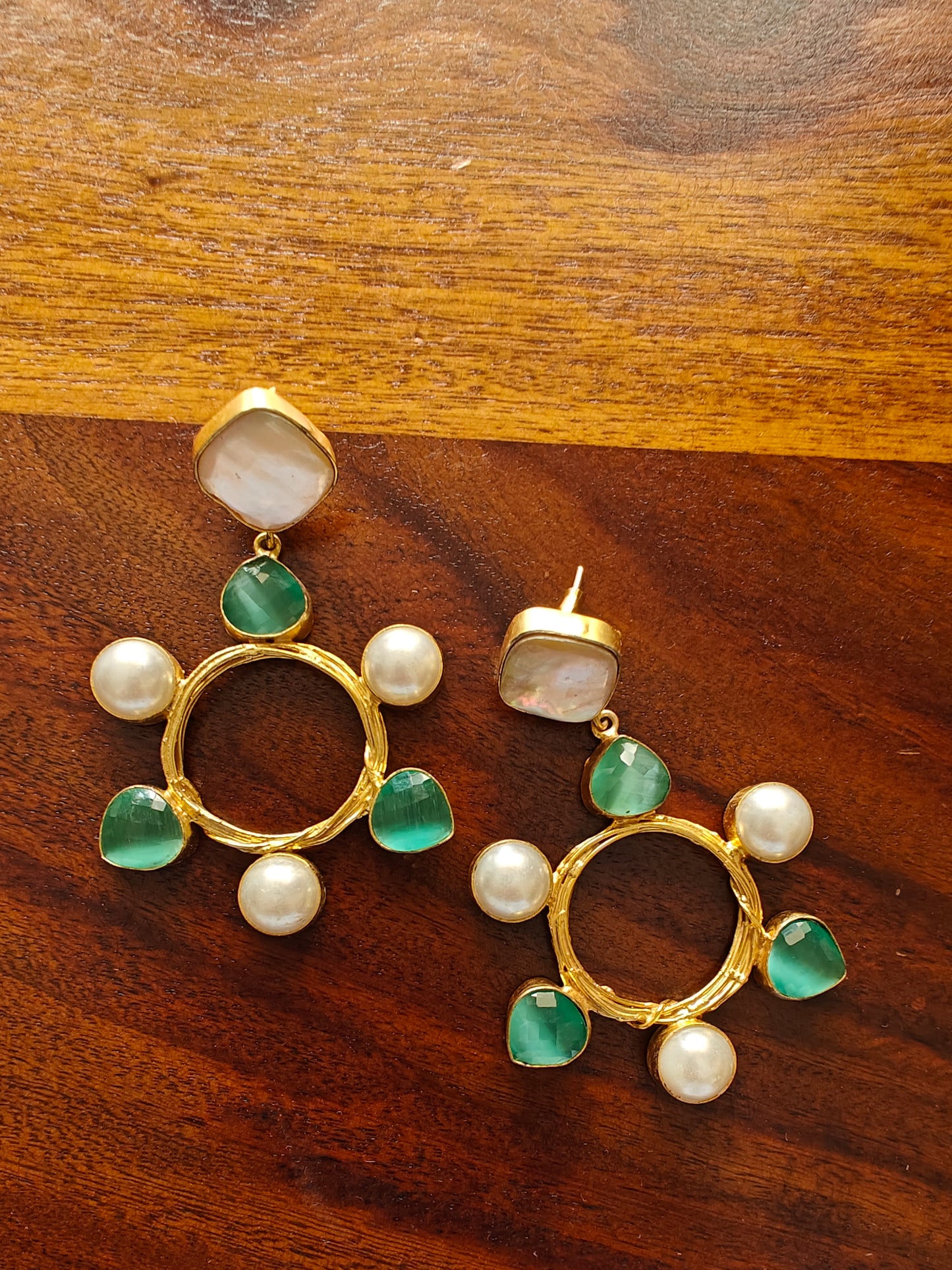 Ring earrings with pearls and mint green stone