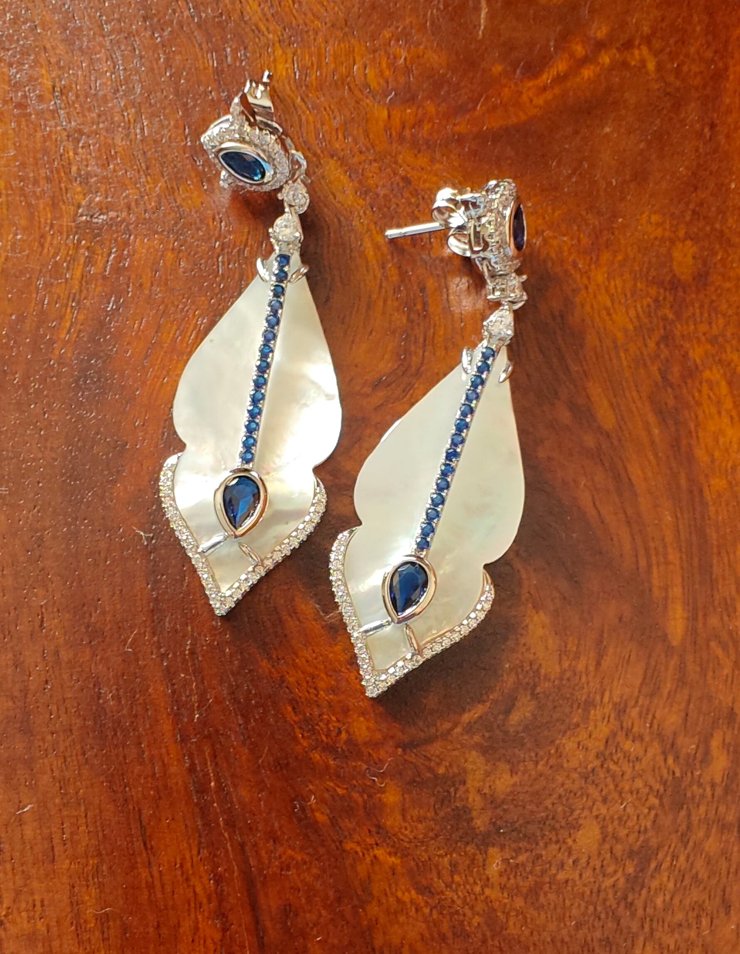 Leaf earrings with stone pendulum